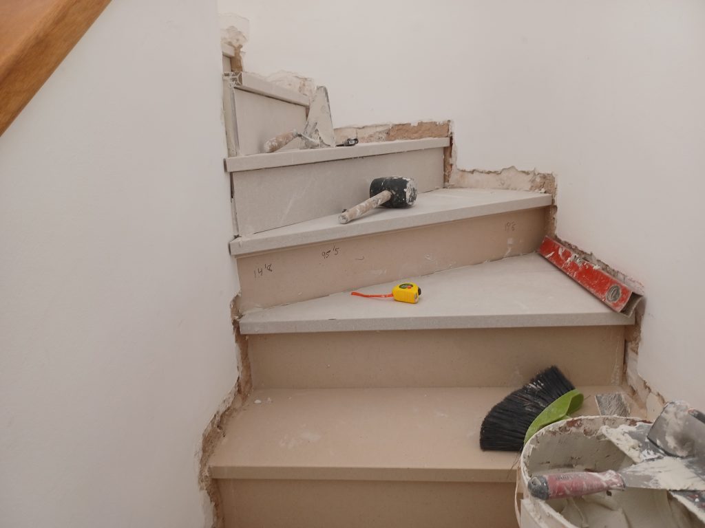 embaldosado de escaleras con baldosa porcelanica